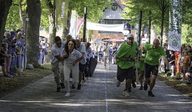 Ein besonderer Höhepunkt: das Torfkahn-Wettziehen. Hier treten Mannschaften gegeneinander an und ziehen historische Torfkähne mit vereinten Kräften über die Klinker der Lindenallee.