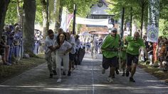 Ein besonderer Höhepunkt: das Torfkahn-Wettziehen. Hier treten Mannschaften gegeneinander an und ziehen historische Torfkähne mit vereinten Kräften über die Klinker der Lindenallee.