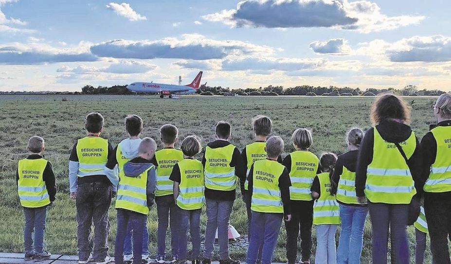Gespannt schauen die Kinder den Flugzeugen beim Starten und Landen zu.
