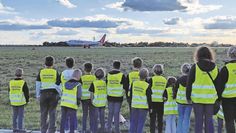 Gespannt schauen die Kinder den Flugzeugen beim Starten und Landen zu.