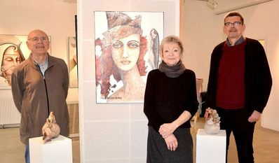 Siegfried Krön (v. li.), Ilka-Marie Sturm und Peter Glaßmeyer präsentieren Skulpturen und Malereien des Ehepaars Winkelaar-Richter.