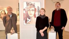 Siegfried Krön (v. li.), Ilka-Marie Sturm und Peter Glaßmeyer präsentieren Skulpturen und Malereien des Ehepaars Winkelaar-Richter.