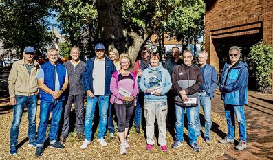 Die glücklichen Gewinner:innen des Fotowettbewerbs mit Mitgliedern der Fotogruppe Lichtblicke.