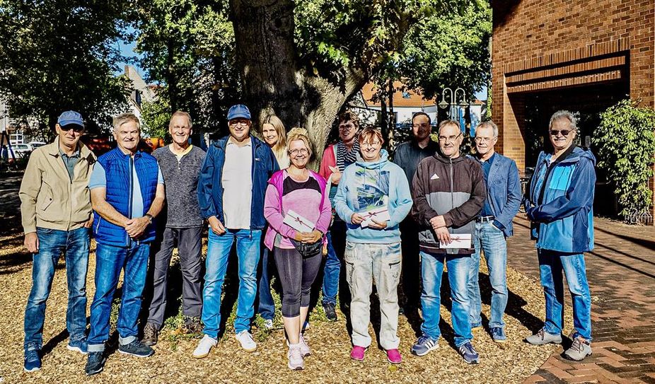 Die glücklichen Gewinner:innen des Fotowettbewerbs mit Mitgliedern der Fotogruppe Lichtblicke.
