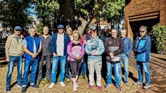 Die glücklichen Gewinner:innen des Fotowettbewerbs mit Mitgliedern der Fotogruppe Lichtblicke.