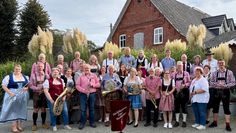 Oste-Musikanten im Oktoberfest-Outfit auf der Terrasse der Hollner Mühle