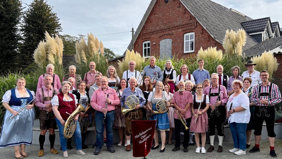 Oste-Musikanten im Oktoberfest-Outfit auf der Terrasse der Hollner Mühle
