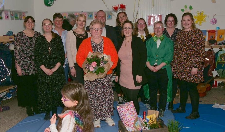 Christiane Wiedenbruch (mit Blumenstrauß) wurde verabschiedet, ihre Nachfolgerin ist Meike Brandt (vorne,re.).
