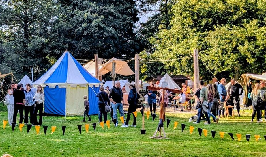 Treffpunkt Mittelaltermarkt: Auf der Wiese hinter dem Gemeindehaus