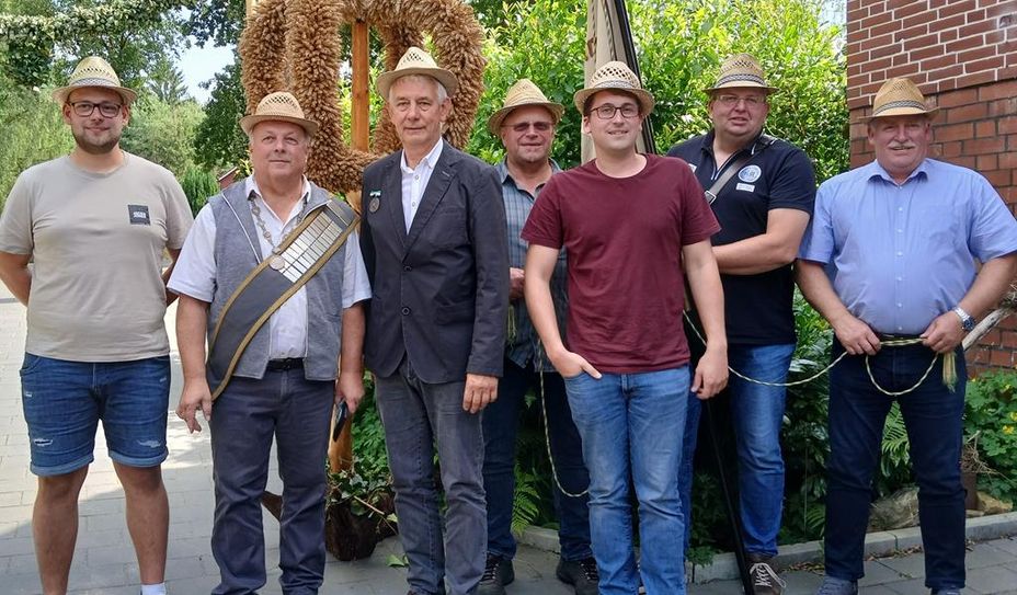 2. Vorsitzender Raphael Rossol, Erntekönig Hans Murken, der alte Erntekönig Wilfried Rossol, Fahnenbegleiter Wilfried Bartels, 1. Vorsitzender Jannis Hansen, Fahnenträger Holger Kück, Fahnenbegleiter Gerd Huntemann