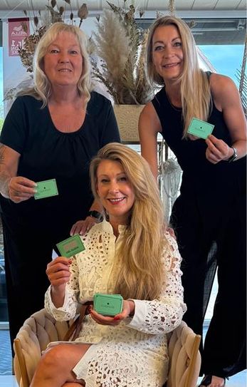Nadine Ehler und ihr Team wünschen allen Kundinnen und Kunden viel Glück bei ihrer Aktion.