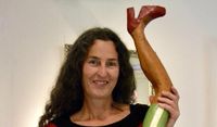 Ragna Reusch schnitzt seit ihrer Kindheit figürlich, fertigt im Großformat hauptsächlich mit der Kettensäge aus Eichenholz dynamisch skurrile Damen-Figuren.