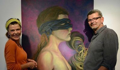Tina Abich und Peter Glaßmeyer vor einem gemeinsamen Lieblingsmotiv – die Frau mit den scheinbar verbunden Augen.