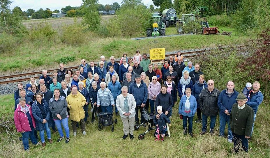 In Bevern setzen sich Anwohner:innen und Landwirtinnen gemeinsam für die Wiedereröffnung eines Bahnübergangs ein, um die Verkehrsbelastung im Ort zu reduzieren.