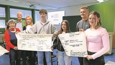 Die Schüler:innen freuten sich, ihre Ideen Anne Deutsch, Herbert Behrens und Marie Jordan (v.l.) vorzustellen.