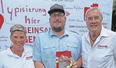 Katja Hösseibarth (links) und Gerd Holzhauer (rechts) von der DKMS freuen sich über ihren 100. Spender Dominik Abdalla.