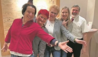 Kuhstedt (eb). Im Rahmen der Generalversammlung des MGV Polyhymnia Kuhstedt, bekannt als Gemischter Chor „belCanto“ übernahm Birgit Hennig nach 12 Jahren den Vorsitz von Dörte Karstens, die dem Chor als aktive Sängerin erhalten bleibt. Ebenfalls zur Wahl standen das Amt des ersten Kassenwartes und der zweiten Schriftwartin. Jürgen Wellbrock und Birthe Blanken wurden einstimmig wiedergewählt. Als neuer Kassenprüfer für Birgit Hennig ist Wolfgang Böttjer tätig. Folgende Mitglieder wurden zudem geehrt: Herbert Tietjen (5 Jahre aktiv), Heiner Meyer (35 Jahre passiv), Sandra Ahrens (45 Jahre aktiv), Hans Karl Grodewald (45 Jahre passiv), Klaus Kücking (45 Jahre aktiv und passiv), Birgit Hennig (50 Jahre aktiv), Adolf Baron (60 Jahre aktiv und passiv) und Bernhard Bullwinkel (70 Jahre aktiv und passiv). Auf dem Foto zu sehen sind (v. li.) Chorleiterin Britta Keese, Birgit Hennig, Silke Pegel, Birthe Blanken und Wolfgang Meyer.