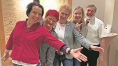Kuhstedt (eb). Im Rahmen der Generalversammlung des MGV Polyhymnia Kuhstedt, bekannt als Gemischter Chor „belCanto“ übernahm Birgit Hennig nach 12 Jahren den Vorsitz von Dörte Karstens, die dem Chor als aktive Sängerin  erhalten bleibt. Ebenfalls zur Wahl standen das Amt des ersten Kassenwartes und der zweiten Schriftwartin.  Jürgen Wellbrock und Birthe Blanken wurden einstimmig wiedergewählt.  Als neuer Kassenprüfer für Birgit Hennig ist Wolfgang Böttjer tätig. Folgende Mitglieder wurden zudem geehrt: Herbert Tietjen (5 Jahre aktiv), Heiner Meyer (35 Jahre passiv), Sandra Ahrens (45 Jahre aktiv), Hans Karl Grodewald (45 Jahre passiv), Klaus Kücking (45 Jahre aktiv und passiv), Birgit Hennig (50 Jahre aktiv), Adolf Baron (60 Jahre aktiv und passiv) und Bernhard Bullwinkel (70 Jahre aktiv und passiv). Auf dem Foto zu sehen sind (v. li.)  Chorleiterin Britta Keese, Birgit Hennig, Silke Pegel, Birthe Blanken und Wolfgang Meyer.