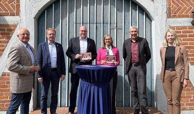 Die OrganisatorInnen,gemeinsam mit Bürgermeister Torsten Rohde und Stefanie Kase (re.) von der Volksbank.