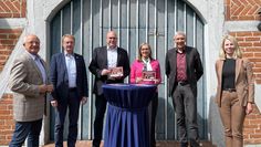 Die OrganisatorInnen,gemeinsam mit Bürgermeister Torsten Rohde und Stefanie Kase (re.) von der Volksbank.