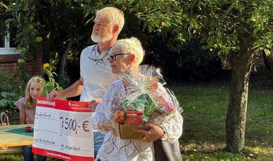 Schulrektorin Sabine Grimmelijkhuizen und Detlef Turner vom Förderkreis der Grundschule überreichten einen Scheck in Höhe von 7.500 Euro.