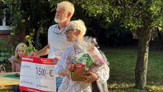 Schulrektorin Sabine Grimmelijkhuizen und Detlef Turner vom Förderkreis der Grundschule überreichten einen Scheck in Höhe von 7.500 Euro.