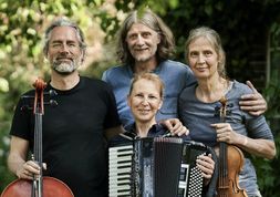 Die Musiker:innen wollen die Wanderung der Zugvögel musikalisch darstellen.