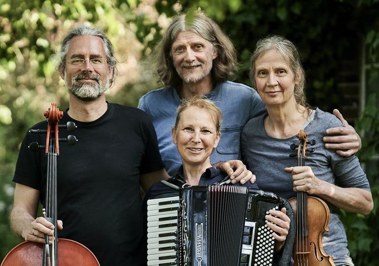 Die Musiker:innen wollen die Wanderung der Zugvögel musikalisch darstellen.