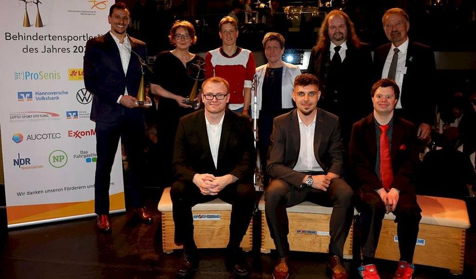 Innenministerin Daniela Behrens (hinten 2. v. li.) neben der Preisträgerin Tina Deeken. Vorne in der ersten Reihe (re.) sitzt der Lilienthaler Golfer Christophe Schuler, der den vierten Platz holte.