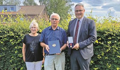 Johann Roggenkamp nach der Verleihung der Verdienstmedaille des Verdienstordens der Bundesrepublik Deutschland mit Ehefrau Renate und Landrat Marco Prietz.