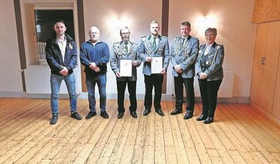 Bevern (eb). Bei der Jahreshauptversammlung des Schützenvereins Bevern wurde unter anderem eine Erhöhung des Jahresbeitrags um zehn Euro beschlossen. Gewählt wurde auch: Bernd Tomforde bleibt Kommandeur, zum stellvertretenden Kommandeur wurde Justin Brünjes gewählt. Marco Schriefer wurde in seinem Amt als 1. Fahnenträger bestätigt. Platz- und Hallenwart Manfred Seeba wurde ebenfalls wiedergewählt. Ihm zur Seite steht jetzt der 2. Platz- und Hallenwart Michael Meyer. Als Kassenprüfer wurde Ben Meinders für den ausscheidenden Horst Murck von der Versammlung gewählt. Für 25-jährige Vereinszugehörigkeit wurde Carmen Fleckenstein geehrt, die leider krankheitsbedingt nicht teilnehmen konnte. Hauke Seeba und Marco Schriefer erhielten die silberne Ehrennadel des Schützenkreises Bremervörde nachträglich, da sie an der Delegiertentagung im November in Augustendorf nicht teilnehmen konnten.