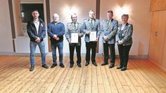 Bevern (eb). Bei der Jahreshauptversammlung des Schützenvereins Bevern wurde unter anderem eine Erhöhung des Jahresbeitrags um zehn Euro beschlossen. Gewählt wurde auch: Bernd Tomforde bleibt Kommandeur, zum stellvertretenden Kommandeur wurde Justin Brünjes gewählt. Marco Schriefer wurde in seinem Amt als 1. Fahnenträger bestätigt. Platz- und Hallenwart Manfred Seeba wurde ebenfalls wiedergewählt. Ihm zur Seite steht jetzt der 2. Platz- und Hallenwart Michael Meyer. Als Kassenprüfer wurde Ben Meinders für den ausscheidenden Horst Murck von der Versammlung gewählt. Für 25-jährige Vereinszugehörigkeit wurde Carmen Fleckenstein geehrt, die leider krankheitsbedingt nicht teilnehmen konnte. Hauke Seeba und Marco Schriefer erhielten die silberne Ehrennadel des Schützenkreises Bremervörde nachträglich, da sie an der Delegiertentagung im November in Augustendorf nicht teilnehmen konnten.