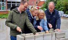 Die vier von der Baustelle: Kevin Stellmacher (Kämmerer), Nadine Blank (Konrektorin), Heike Krug (Schulleiterin) und Kai Entelmann (Ratsherr).