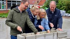 Die vier von der Baustelle: Kevin Stellmacher (Kämmerer), Nadine Blank (Konrektorin), Heike Krug (Schulleiterin) und Kai Entelmann (Ratsherr).
