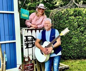 Wilfried und Daniela Helck sorgen als „Helcks Angels“ im Landcafé Armstorf für Stimmung.