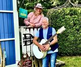 Wilfried und Daniela Helck sorgen als „Helcks Angels“ im Landcafé Armstorf für Stimmung.