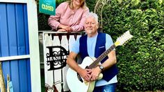 Wilfried und Daniela Helck sorgen als „Helcks Angels“ im Landcafé Armstorf für Stimmung.