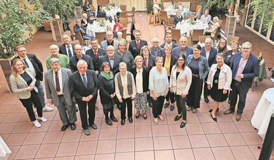 Landrat Marco Prietz (re.) mit den Geehrten.