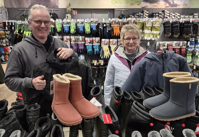 Volker Heins und Ute Heinrichs stehen bei Fragen in der Textilabteilung im Raiffeisenmarkt Gnarrenburg zur Verfügung.