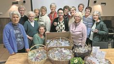 Die Damen vom Serviceclub basteln alle Eier mit Liebe und Geduld selbst.
