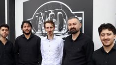 Friseurmeister Marcel Deppenweiler (weißes Hemd) und sein Herrenteam.