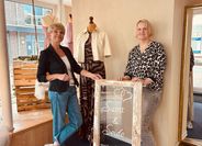 Petra Dworak (links) und Heike Ringe stehen ihren Kundinnen und Kunden bei alle Fragen zu Seite.