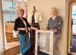 Petra Dworak (links) und Heike Ringe stehen ihren Kundinnen und Kunden bei alle Fragen zu Seite.