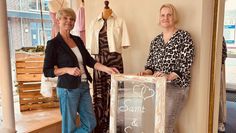Petra Dworak (links) und Heike Ringe stehen ihren Kundinnen und Kunden bei alle Fragen zu Seite.