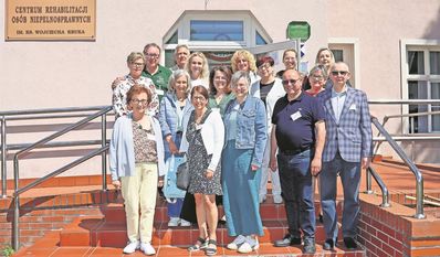 Die polnischen Gastgeber:innen mit den Besucher:innen aus Deutschland.