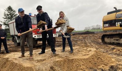 Die Feuerwehr mit Bürgermeisterin Christina Jantz-Herrmann und Ortsbürgermeister Dominik Schmengler beim Spatenstich