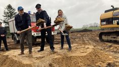 Die Feuerwehr mit Bürgermeisterin Christina Jantz-Herrmann und Ortsbürgermeister Dominik Schmengler beim Spatenstich