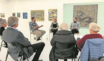 Martin Voigt (hinten links im Bild) kam für ein Künstlergespräch nach Worpswede. Seine Ausstellung „Refugien.“ war seit Ende Juni in der Kunsthalle zu sehen.