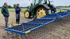 Markus Mücke und Tetje Meyerdierks präsentieren ihre Ergebnisse  auf dem Feld.