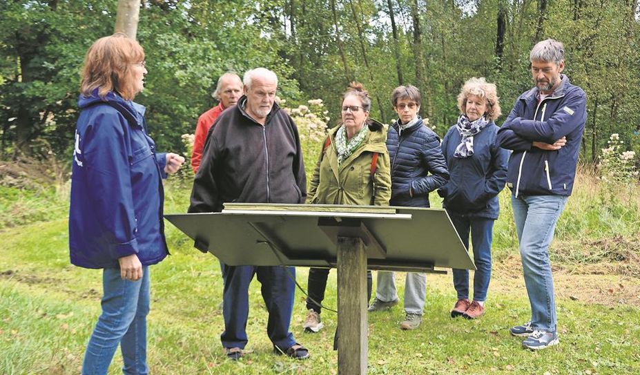 Bettina Schroeder (links) informiert über die Bildungsmöglichkeiten in und an der Umweltpyramide.